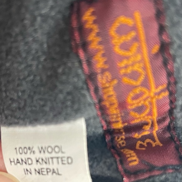 Windhorse pure wool hat with ear flaps, made in Nepal - Picture 6 of 9